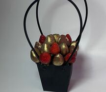 Букет из клубники в бельгийском шоколаде в корзинке чёрной 