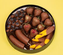 Микс из ягод и манго в бельгийском шоколаде M