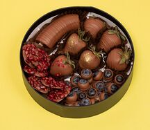 Микс из фруктов и ягод с гранатом в бельгийском шоколаде S