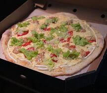 Пицца Цезарь с курицей