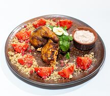 Мини цыплёнок табака со свежими помидорами
