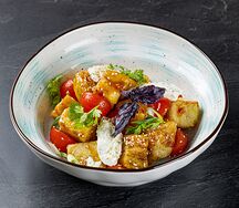 Салат с хрустящими баклажанами и сыром