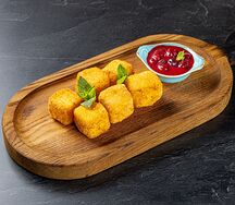 Жареный сыр с ягодным соусом