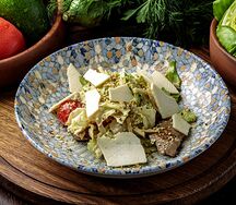 Салат с куриной печенью, сыром и ядрами конопли