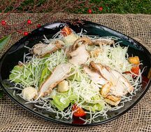 Салат Цезарь с курицей
