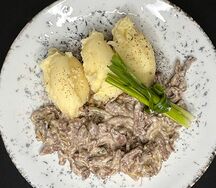 Бефстроганов из мраморной говядины с пюре