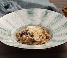 Спагетти с курицей и грибами