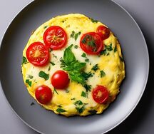 Омлет с томатами, сыром и зеленью