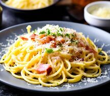 Паста карбонара с беконом и яичным желтком 