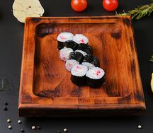 Хосомаки с сыром и икрой масаго