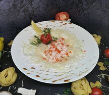 Паста №213 Фарфалле с креветкой в сливочно-икорном соусе под пармезаном