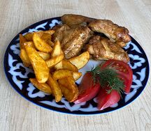 Жареные куриные крылышки с гарниром