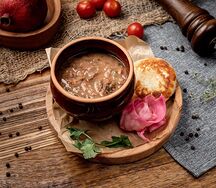 Лобио в горшочке с гурийской капустой