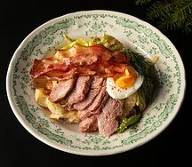 Салат с томленой индейкой и беконом