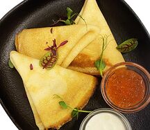 Блинчики с красной икрой и сметаной
