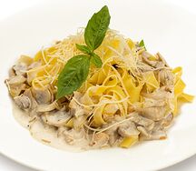Феттуччине с курицей и шампиньонами