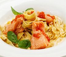 Фетучини с семгой и красной икрой