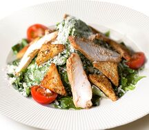 Салат Цезарь с куриной грудкой