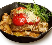 Свинина, запеченная с картофелем и грибами