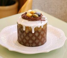 Кулич с шоколадным декором