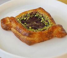 Дениш с клубникой
