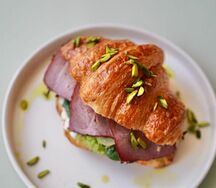 Круассан с ветчиной