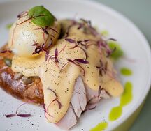 Бейгл с индейкой и яйцом пашот