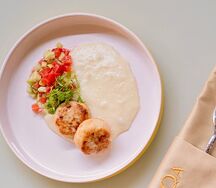 Котлетки с пюре и овощной салат