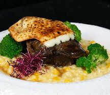 Говяжьи щеки с птитимом и сыром Скаморца