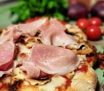 Пицца с ветчиной и грибами