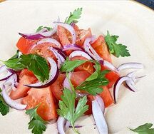 С томатами и красным луком