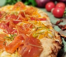 Пицца с форелью и хреном