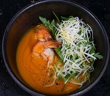 Тыквенный суп с креветкой и рукколой