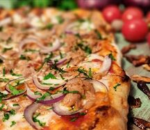 Пицца с тунцом и луком