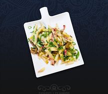 Жареха из картофеля с лисичками, луком и грудинкой