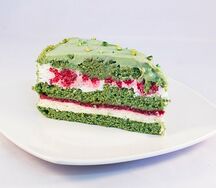 Фисташковый торт с малиной