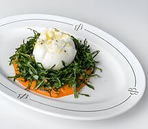 Буррата с соусом ромеско, подсолнечными и конопляными семечками