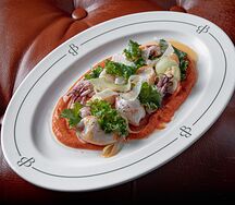 Мини-кальмары с соусом Ромеско, маринованным фенхелем и листьями салата 