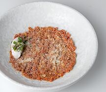 Тартар из мраморного бычка с соленым лимоном и сыром курт
