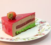 Молочный шоколад с клубникой