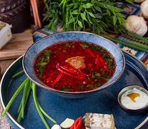 Борщ с говядиной и сметаной