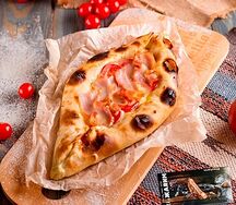Хачапури по-аджарски с беконом и помидорами