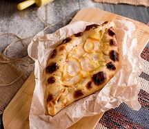 Хачапури по-аджарски с копченым сулугуни