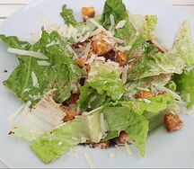 Салат Цезарь с курицей