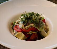 Летний салат с сезонными овощами