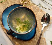 Куриный бульон с домашней лапшой и яйцом