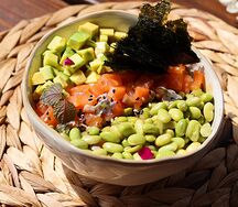 Поке из слабосоленой форели с рисом и овощами