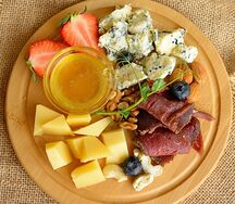Винная закуска с сыром и вяленым мясом