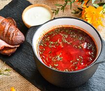 Борщ с чесночной булочкой и сметаной