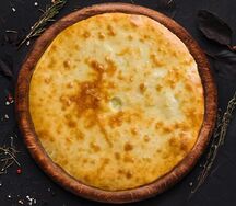 Пирог с осетинским сыром и зеленым луком